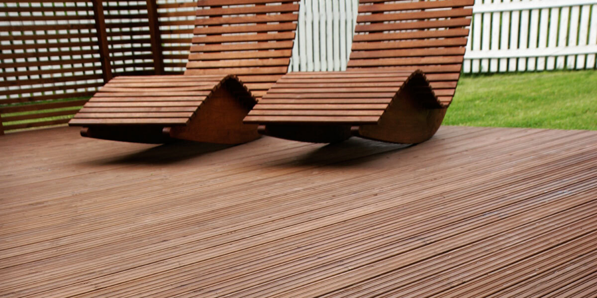 Delays water penetration into wood