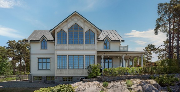 sustainable painting choice for wooden house