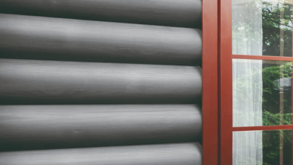 Exterior massive logs