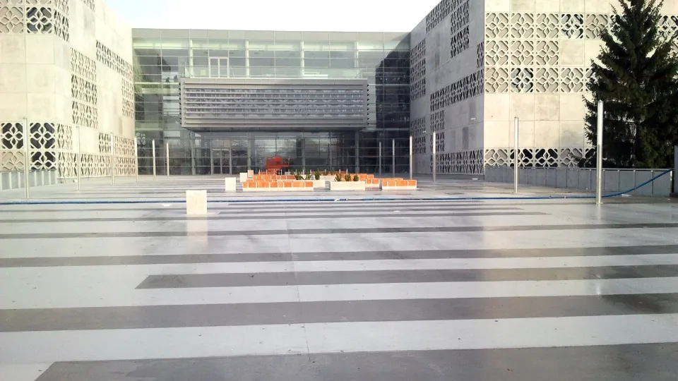 Coating solutions for floor surfaces in outdoor areas